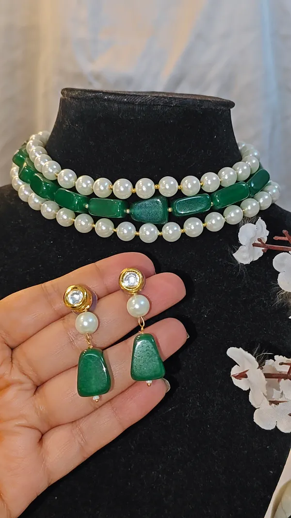 SARA_CHOKAR_IN_GREEN_STONE_&_PEARL_LAYERED_WITH_MATCHING_EARRINGS