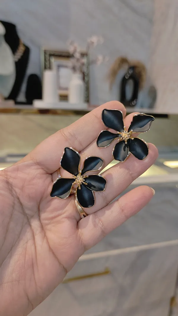 ELEGANT_BLACK_FLORAL_EARRINGS