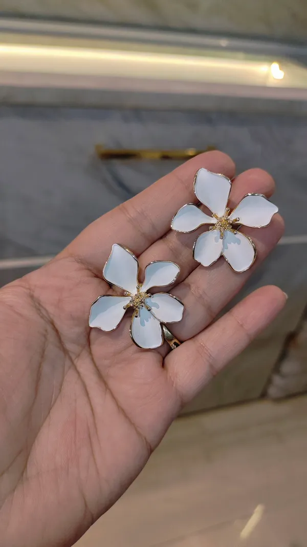 ELEGANT_WHITE_FLORAL_EARRINGS