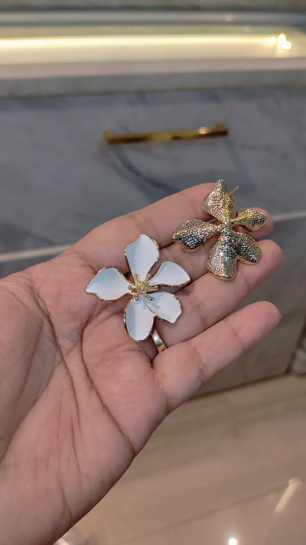 ELEGANT_WHITE_FLORAL_EARRINGS