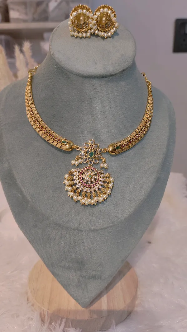 GOLD-PLATED_HASLI_SET_WITH_JHUMKA_EARRINGS_&_PEARL_DETAILING