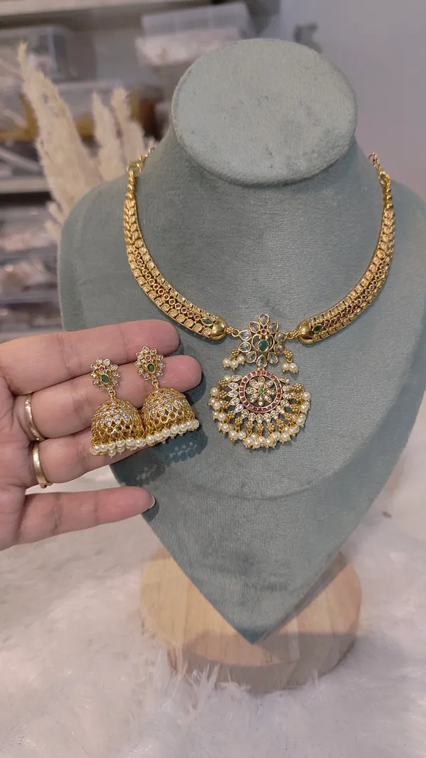 GOLD-PLATED_HASLI_SET_WITH_JHUMKA_EARRINGS_&_PEARL_DETAILING