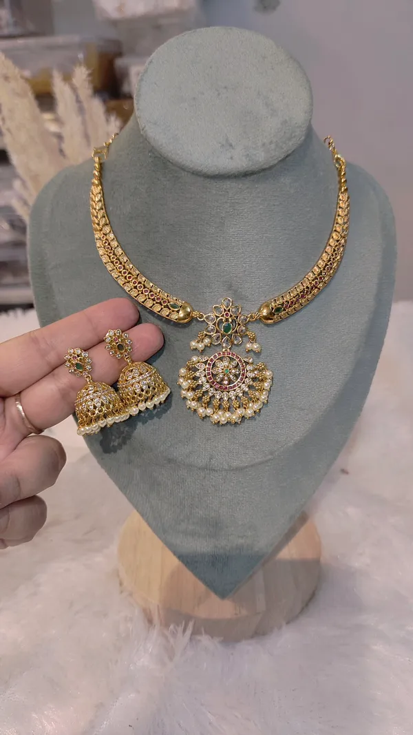 GOLD-PLATED_HASLI_SET_WITH_JHUMKA_EARRINGS_&_PEARL_DETAILING