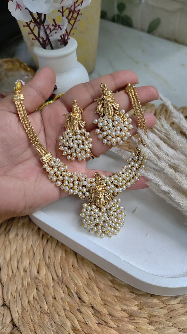 KRISHNA_PEARL_NECKLACE_WITH_JHUMKAS