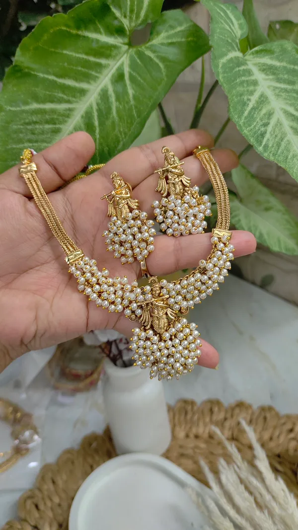 KRISHNA_PEARL_NECKLACE_WITH_JHUMKAS