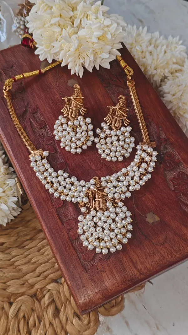 KRISHNA_PEARL_NECKLACE_WITH_JHUMKAS