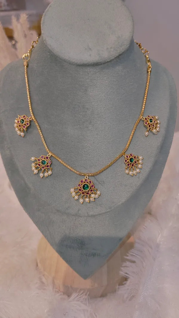KAANCHI_NECKLACE_SET_WITH_RUBY,_EMERALD_&_PEARL_DETAILING
