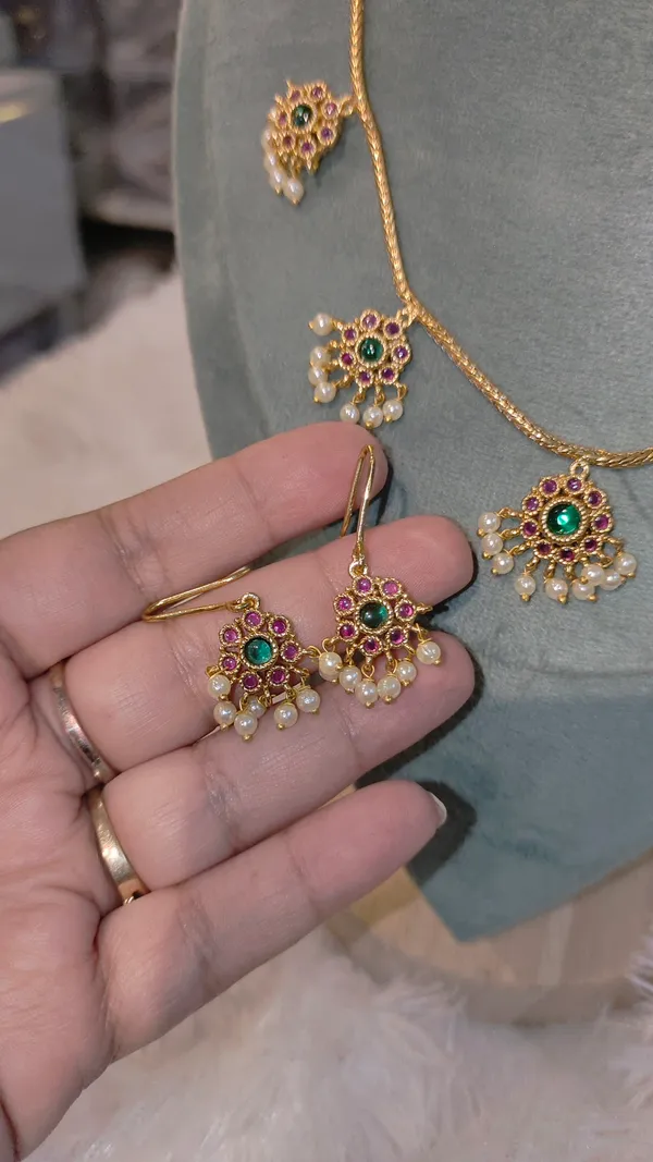 KAANCHI_NECKLACE_SET_WITH_RUBY,_EMERALD_&_PEARL_DETAILING