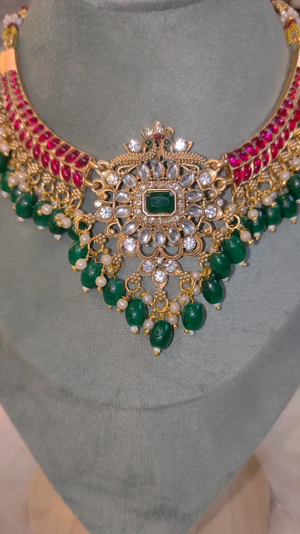 KUNDAN_NECKLACE_SET_WITH_GREEN_&_RED_BEADS