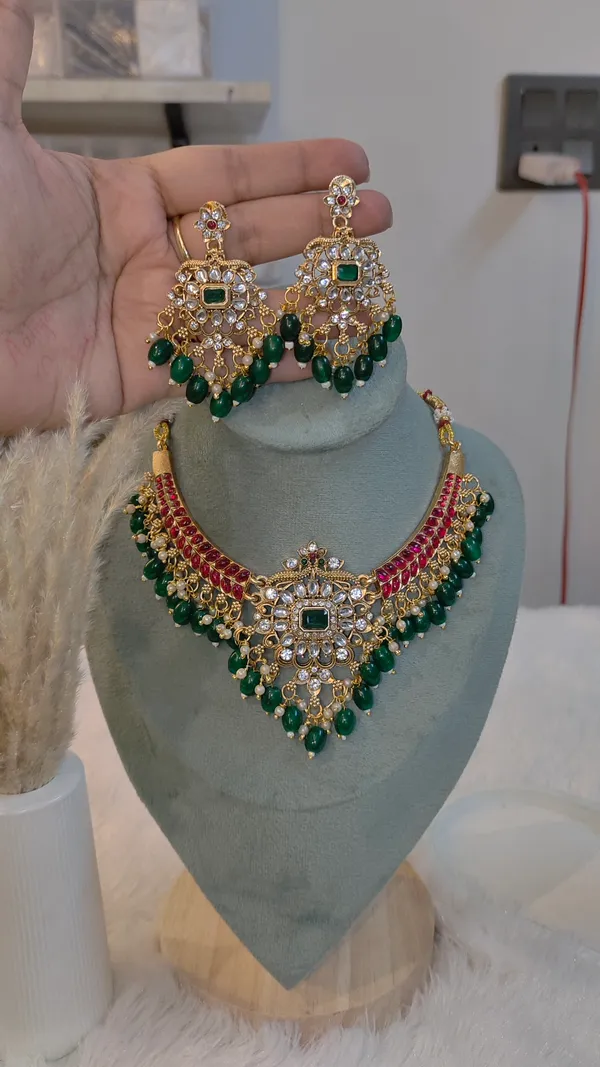 KUNDAN_NECKLACE_SET_WITH_GREEN_&_RED_BEADS