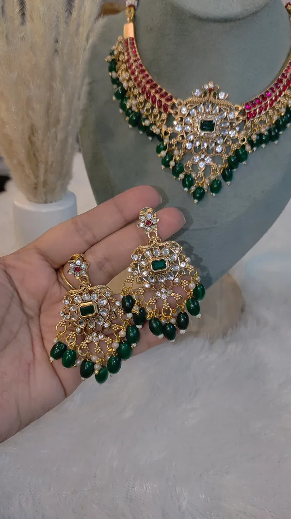 KUNDAN_NECKLACE_SET_WITH_GREEN_&_RED_BEADS