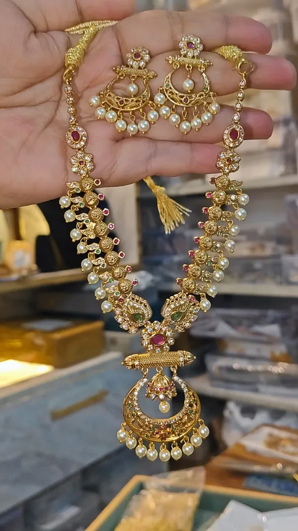 MADHULIKA_-_ROYAL_PEARL_NECKLACE_SET_WITH_EARRINGS