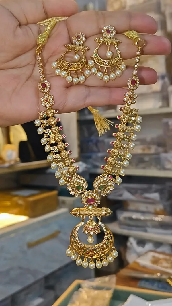 MADHULIKA_-_ROYAL_PEARL_NECKLACE_SET_WITH_EARRINGS