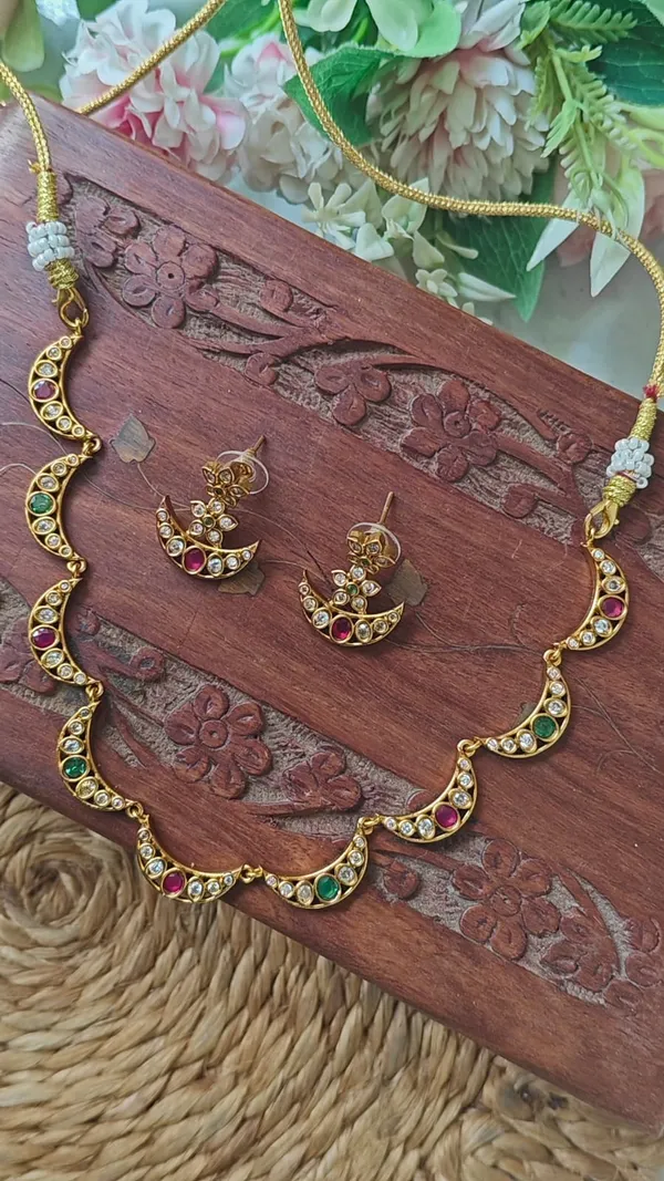 MOON_ETHEREAL_KUNDAN_NECKLACE_SET