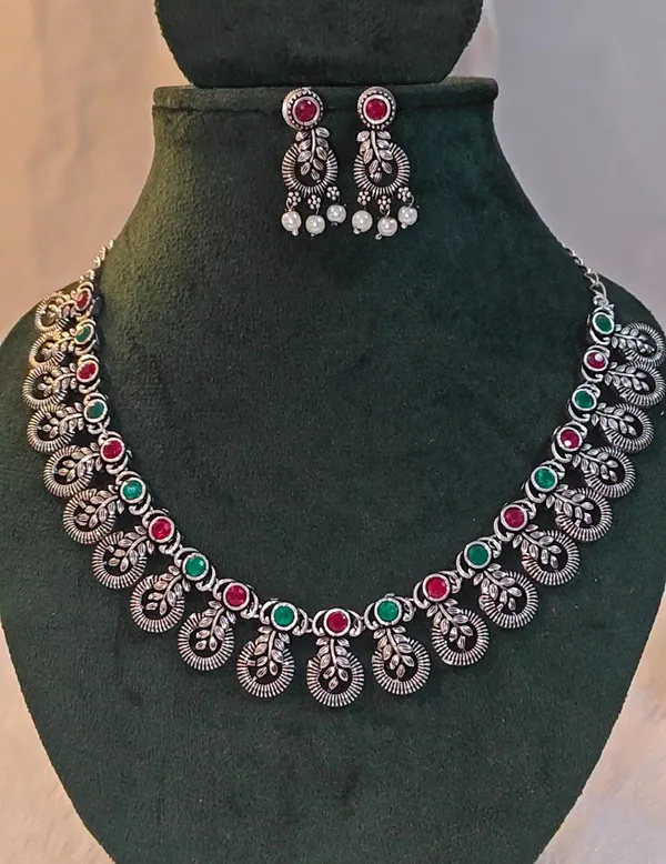 MULTICOLORED_SILVER_NECKLACE_-_LEAF_MOTIF