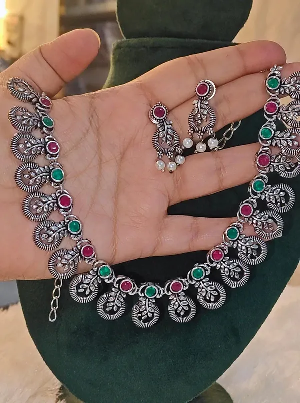 MULTICOLORED_SILVER_NECKLACE_-_LEAF_MOTIF