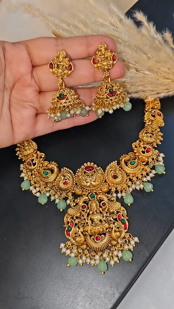 ANTIQUE_TEMPLE_NECKLACE_SET_WITH_GODDESS_LAKSHMI_MOTIF_1.0