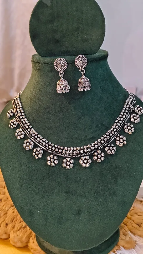 OXIDISED_SILVER_NECKLACE_-_LEAF_MOTIF