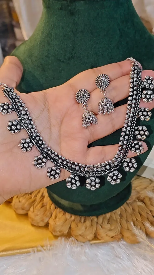 OXIDISED_SILVER_NECKLACE_-_LEAF_MOTIF