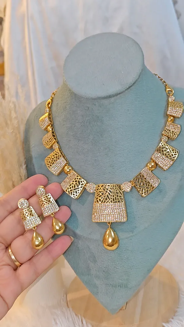 PAAKHI_GOLD-PLATED_NECKLACE_SET_WITH_EARRINGS