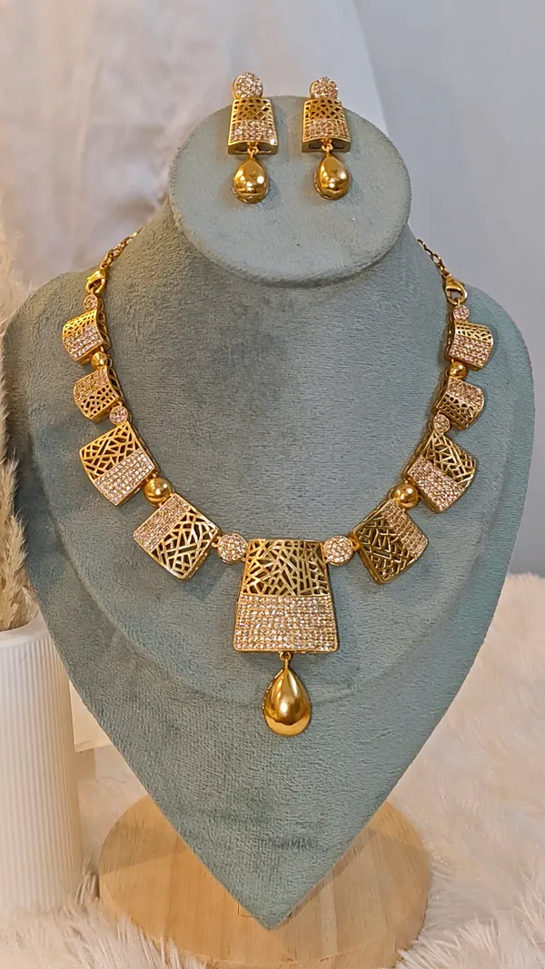 PAAKHI_GOLD-PLATED_NECKLACE_SET_WITH_EARRINGS