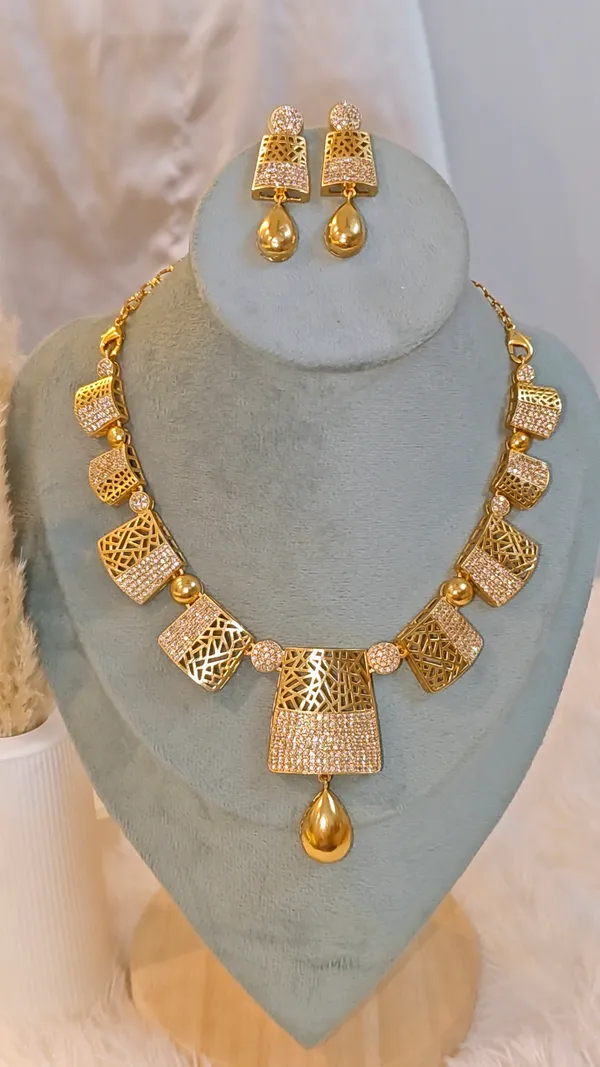 PAAKHI_GOLD-PLATED_NECKLACE_SET_WITH_EARRINGS