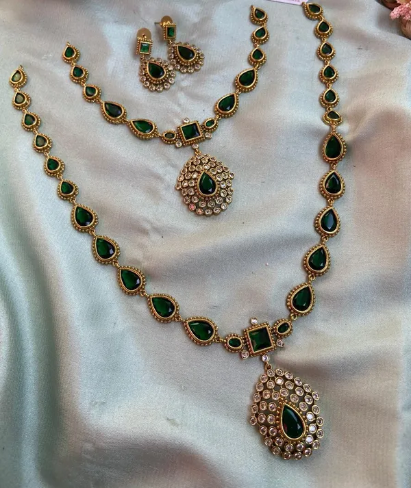 MISHA_EMERALD_GREEN_LONG_AND_SHORT_NECKLACE_SET_-COMBO