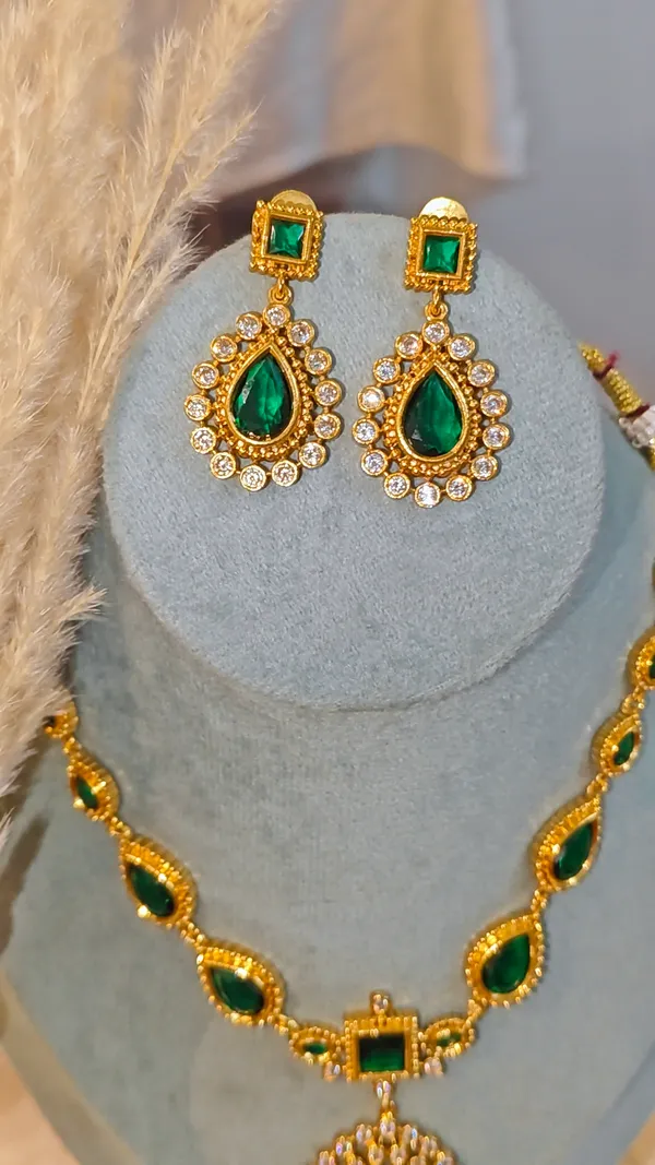 MISHA_EMERALD_GREEN_LONG_AND_SHORT_NECKLACE_SET_-COMBO