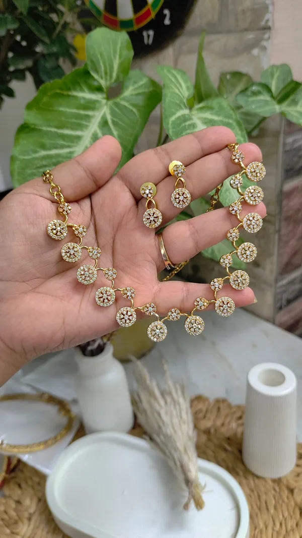 SPARKILING_STONE_AD_NECKLACE