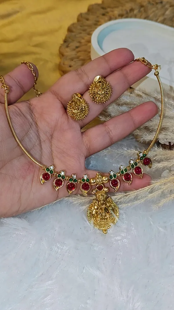 TEMPLE_JEWELLERY_NECKLACE_SET_WITH_GODDESS_LAKSHMI_PENDANT_2.0