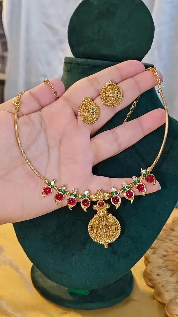 TEMPLE_JEWELLERY_NECKLACE_SET_WITH_GODDESS_LAKSHMI_PENDANT_2.0