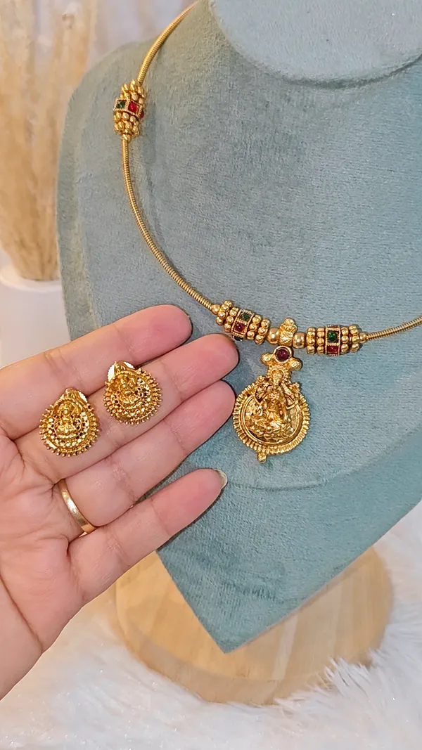 TEMPLE_JEWELLERY_NECKLACE_SET_WITH_GODDESS_LAKSHMI_PENDANT