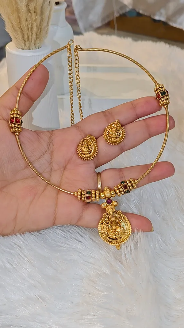 TEMPLE_JEWELLERY_NECKLACE_SET_WITH_GODDESS_LAKSHMI_PENDANT