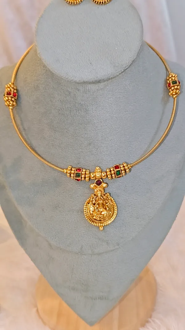 TEMPLE_JEWELLERY_NECKLACE_SET_WITH_GODDESS_LAKSHMI_PENDANT