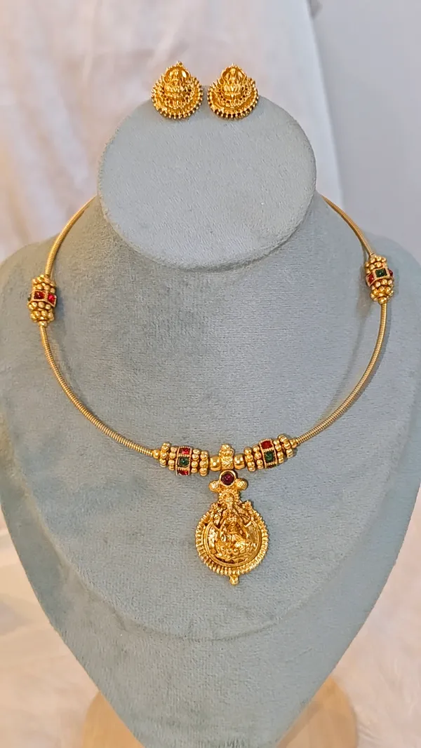 TEMPLE_JEWELLERY_NECKLACE_SET_WITH_GODDESS_LAKSHMI_PENDANT
