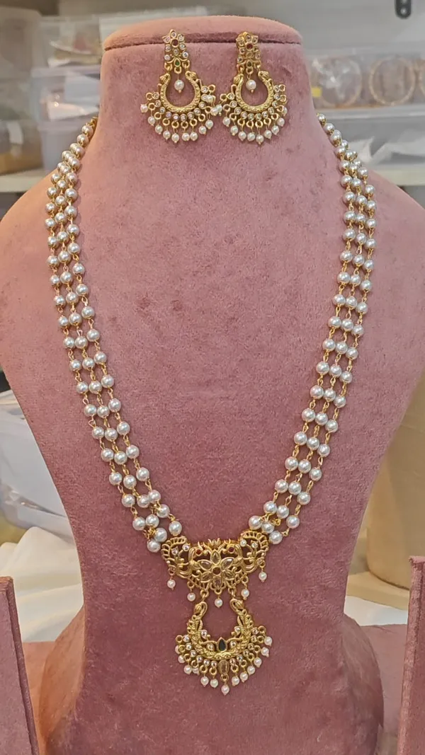 VASUDHA_-_ELEGANT_PEARL_LAYERED_NECKLACE_SET_WITH_DESIGNER_PENDANT