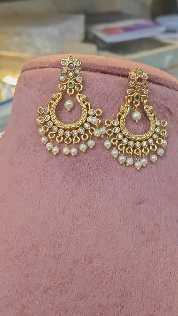 VASUDHA_-_ELEGANT_PEARL_LAYERED_NECKLACE_SET_WITH_DESIGNER_PENDANT