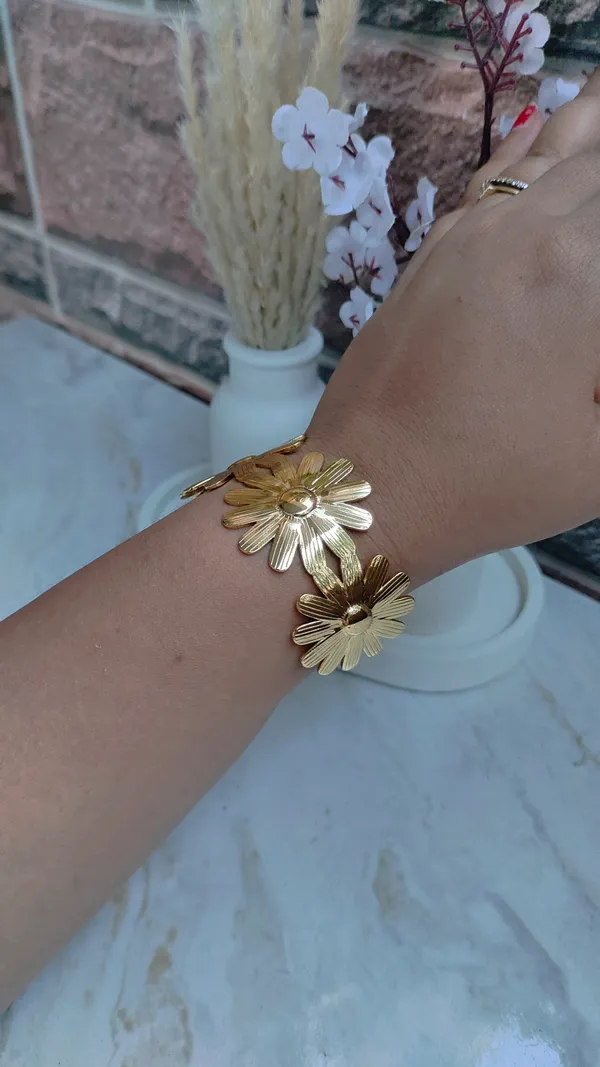 Golden_Stainless_Steel_Premium_&_Elegant_(_Anti_Tarnish_)_Kada_For_Women
