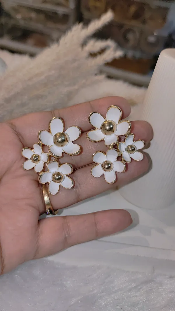 WESTERN_WHITE_FLORAL_EARRINGS