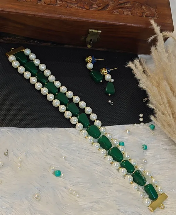 SARA_CHOKAR_IN_GREEN_STONE_&_PEARL_LAYERED_WITH_MATCHING_EARRINGS