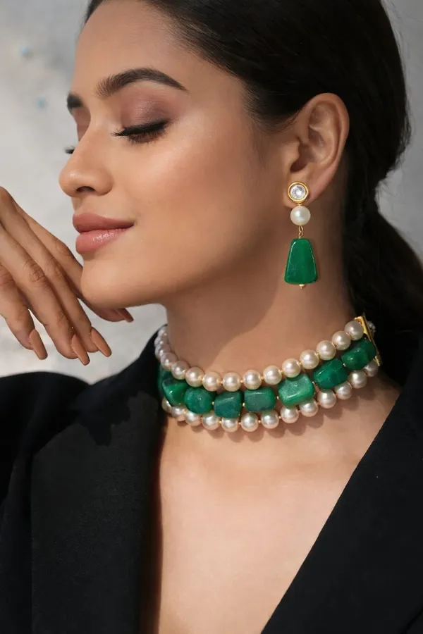 SARA_CHOKAR_IN_GREEN_STONE_&_PEARL_LAYERED_WITH_MATCHING_EARRINGS