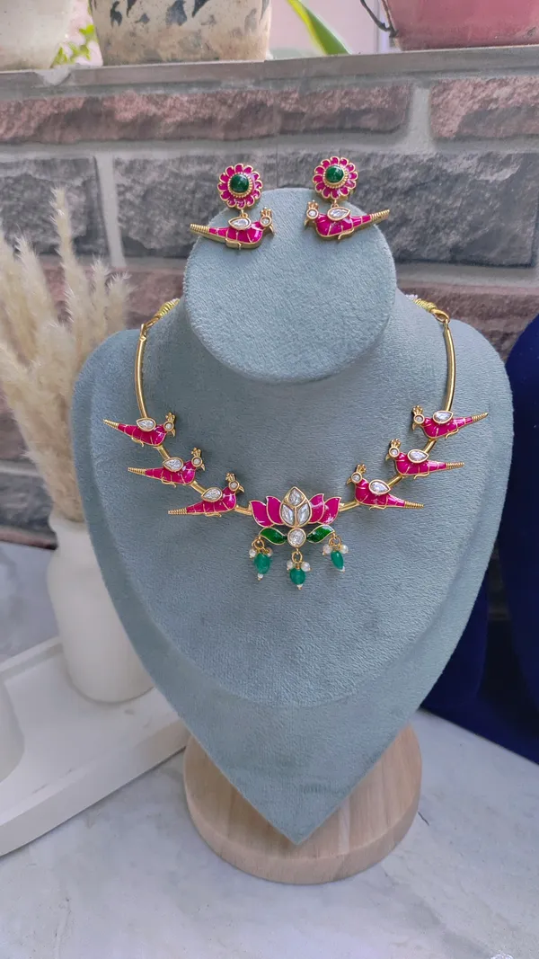 GOLDEN_STAINLESS_STEEL_PREMIUM_&_ELEGANT_(_ANTI_TARNISH_)_NECKLACE_SET_FOR_WOMEN