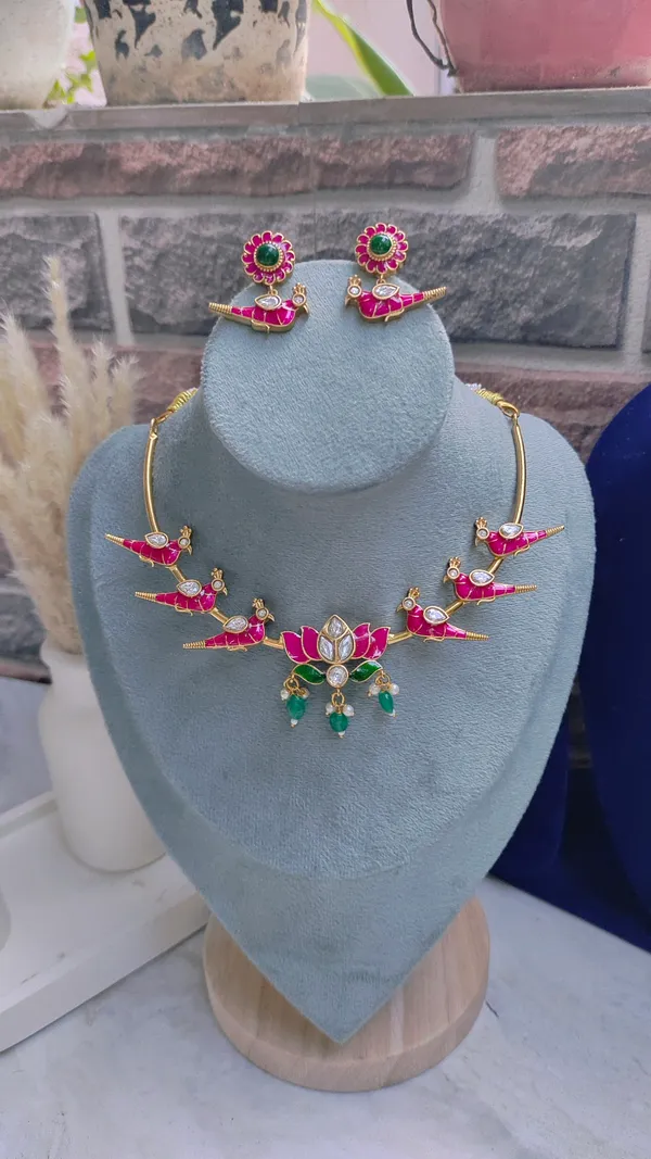 GOLDEN_STAINLESS_STEEL_PREMIUM_&_ELEGANT_(_ANTI_TARNISH_)_NECKLACE_SET_FOR_WOMEN