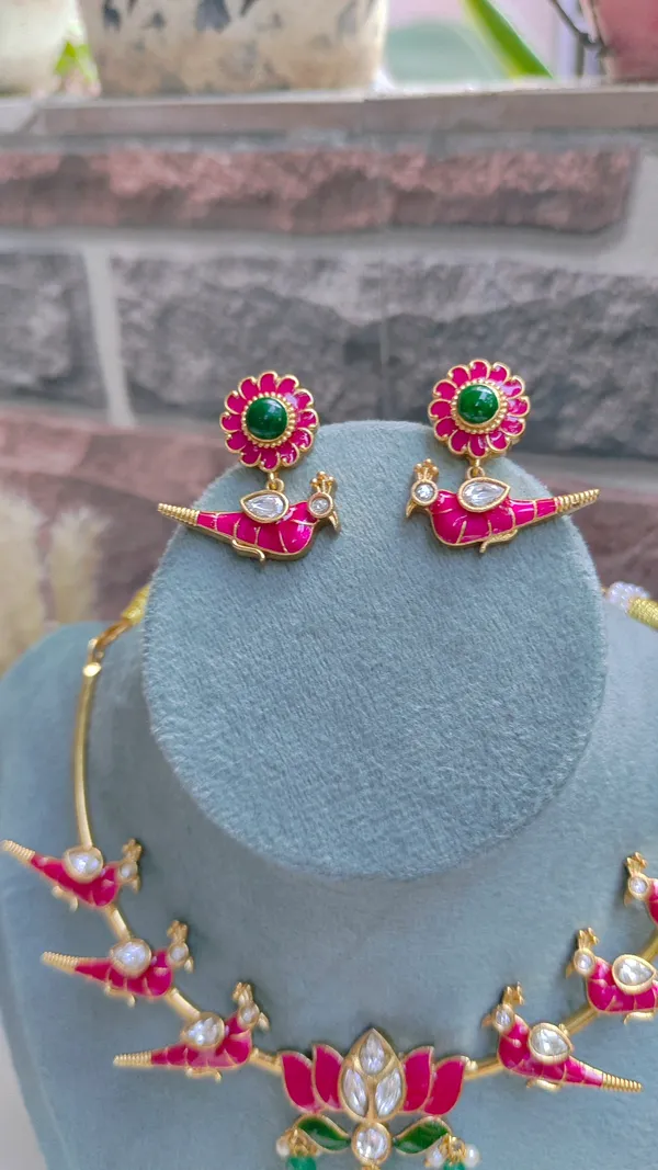 GOLDEN_STAINLESS_STEEL_PREMIUM_&_ELEGANT_(_ANTI_TARNISH_)_NECKLACE_SET_FOR_WOMEN