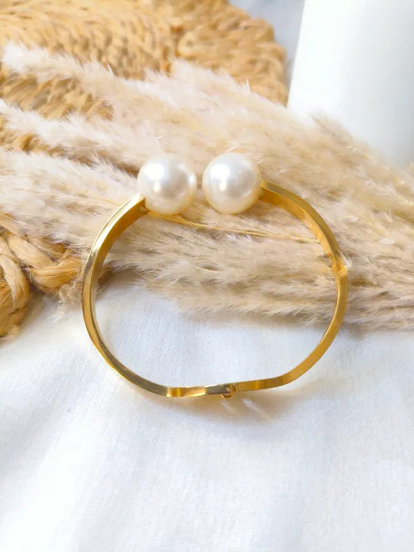 GOLDEN_STAINLESS_STEEL_PREMIUM_&_ELEGANT_(_ANTI_TARNISH_)_BRACELET_FOR_WOMEN