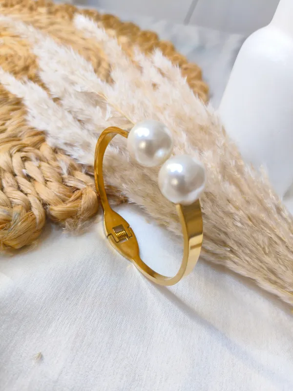 GOLDEN_STAINLESS_STEEL_PREMIUM_&_ELEGANT_(_ANTI_TARNISH_)_BRACELET_FOR_WOMEN