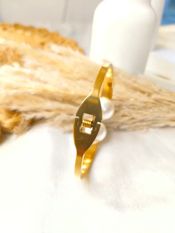 GOLDEN_STAINLESS_STEEL_PREMIUM_&_ELEGANT_(_ANTI_TARNISH_)_BRACELET_FOR_WOMEN