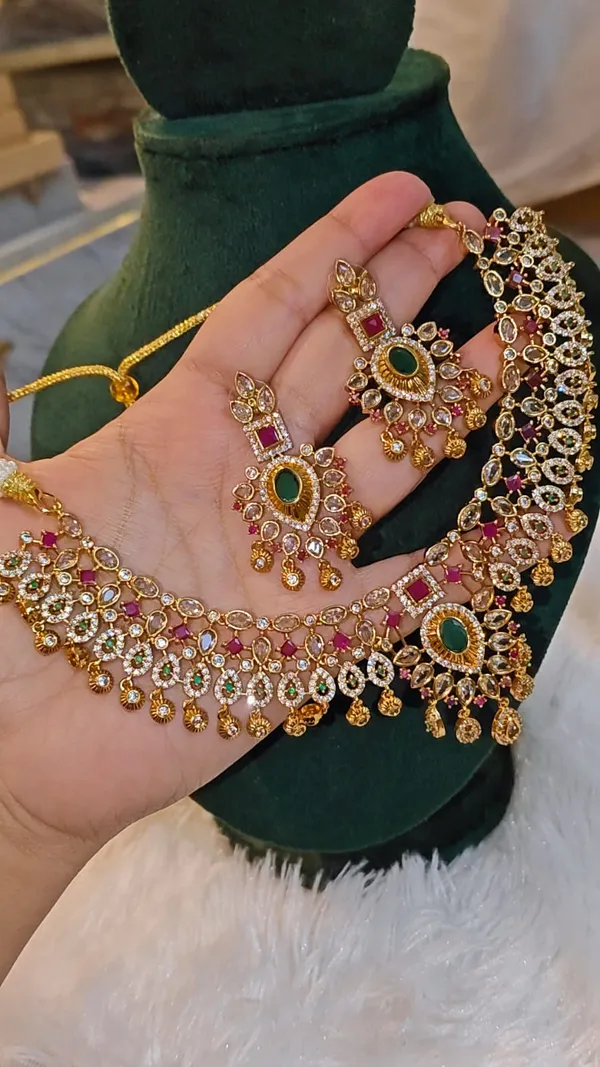 VAMIKA_ROYAL_EMERALD_&_RUBY_BRIDAL_NECKLACE_SET