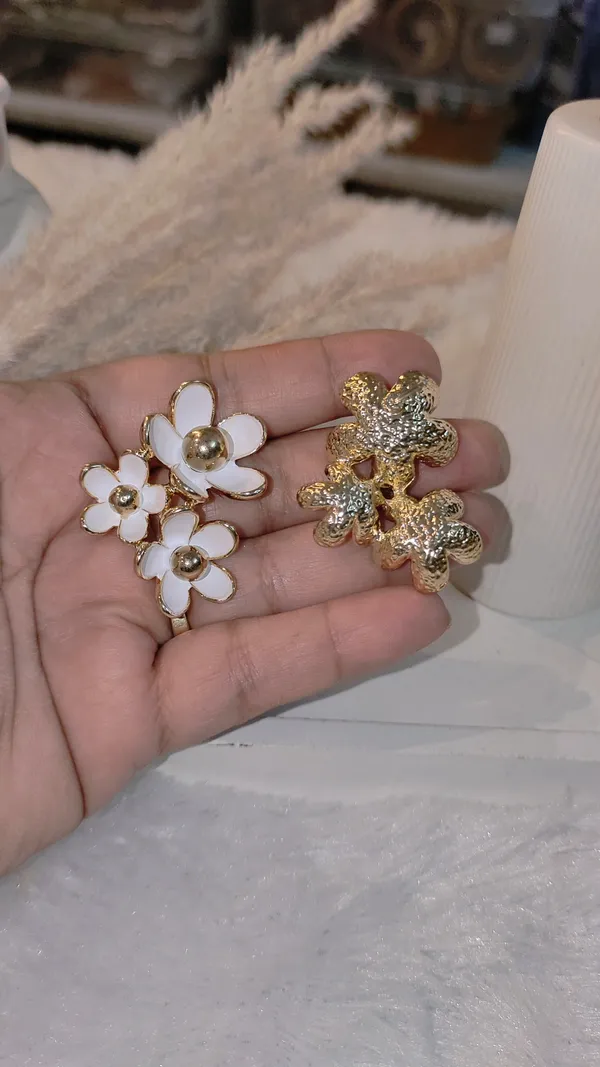 WESTERN_WHITE_FLORAL_EARRINGS