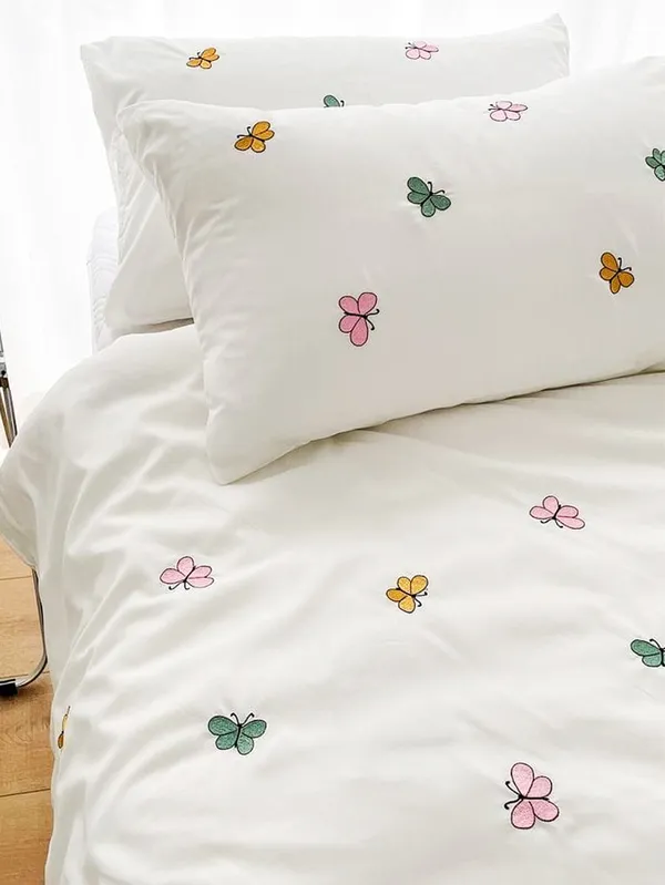 Elegant_Embroidered_Bedsheet_In_Butterfly_Pattern_In_Multicolour_On_White_On_Premium_Cotton_Bedsheet_And_Two_Pillow_Covers